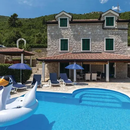 Holiday home Awesome In Komin With 4 Bedrooms, Outdoor Swimming Pool And Heated Swimming Pool