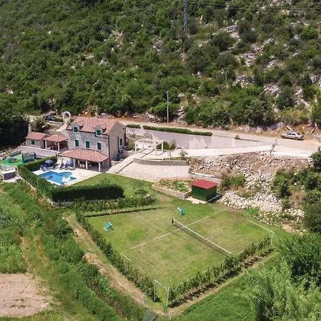 Awesome In Komin With 4 Bedrooms, Outdoor Swimming Pool And Heated Swimming Pool * Komin (Dubrovnik-Neretva)