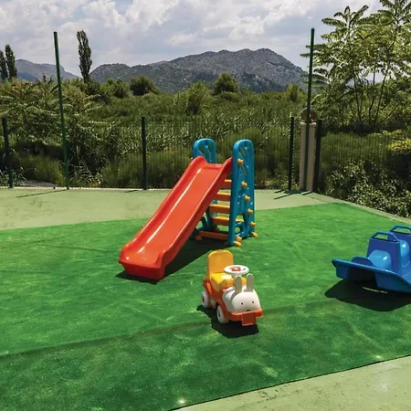 Holiday home Awesome In Komin With 4 Bedrooms, Outdoor Swimming Pool And Heated Swimming Pool