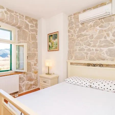 Holiday home Awesome In Komin With 4 Bedrooms, Outdoor Swimming Pool And Heated Swimming Pool *