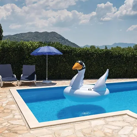 Holiday home Awesome In Komin With 4 Bedrooms, Outdoor Swimming Pool And Heated Swimming Pool Komin (Dubrovnik-Neretva)