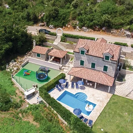 Awesome In Komin With 4 Bedrooms, Outdoor Swimming Pool And Heated Swimming Pool *