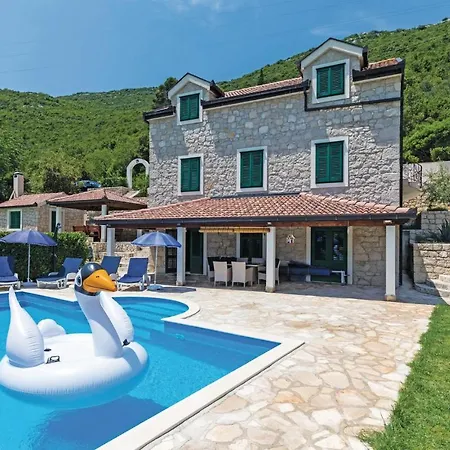 Awesome In Komin With 4 Bedrooms, Outdoor Swimming Pool And Heated Swimming Pool * Komin (Dubrovnik-Neretva)