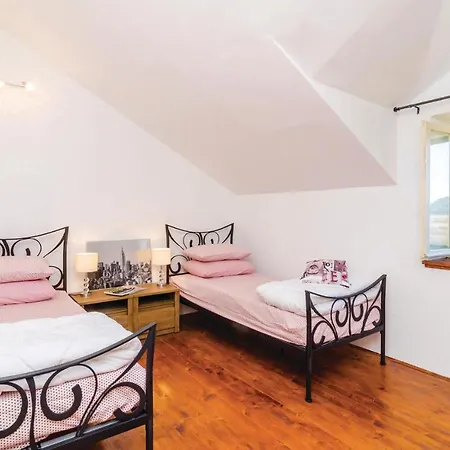 Awesome In Komin With 4 Bedrooms, Outdoor Swimming Pool And Heated Swimming Pool