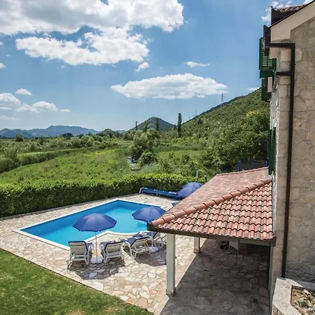 Holiday home Awesome In Komin With 4 Bedrooms, Outdoor Swimming Pool And Heated Swimming Pool *