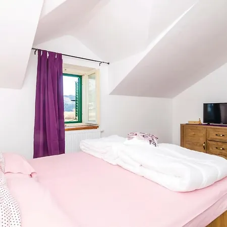 Holiday home Awesome In Komin With 4 Bedrooms, Outdoor Swimming Pool And Heated Swimming Pool